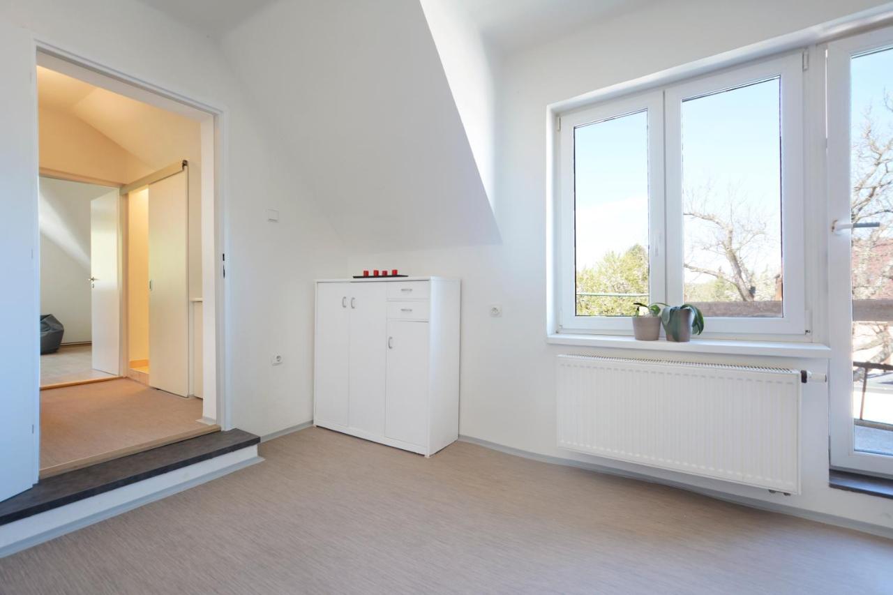 Apartmany Jevany Exteriör bild