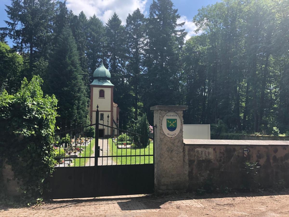 Apartmany Jevany Exteriör bild