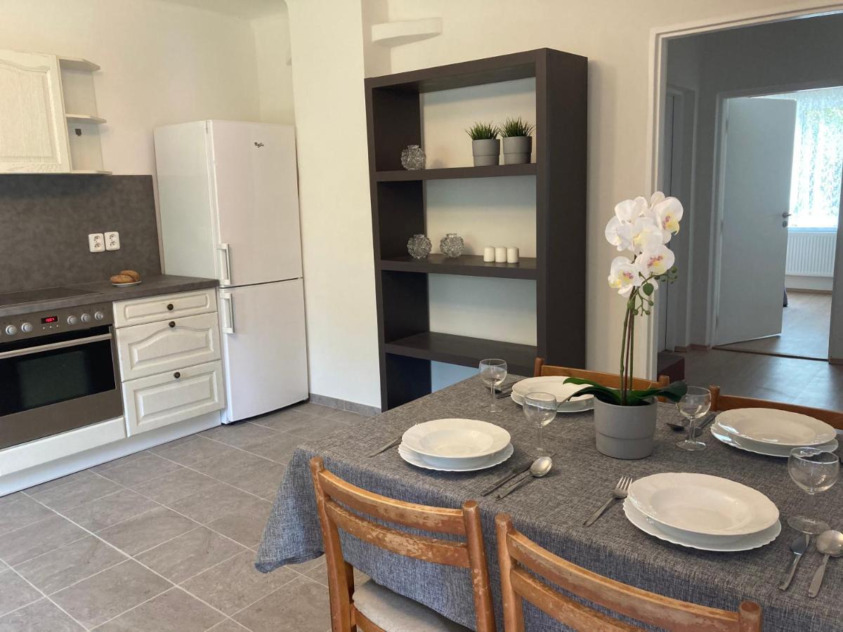 Apartmany Jevany Exteriör bild