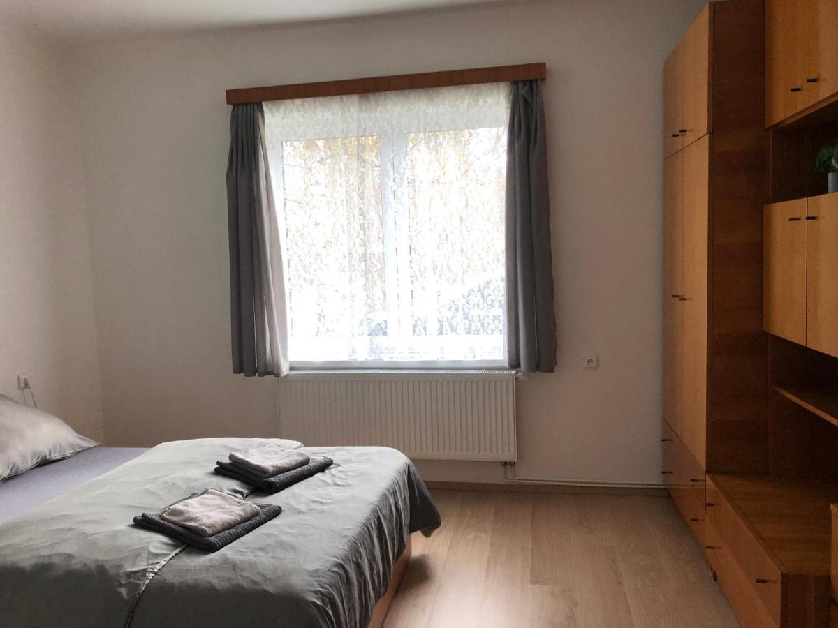 Apartmany Jevany Exteriör bild