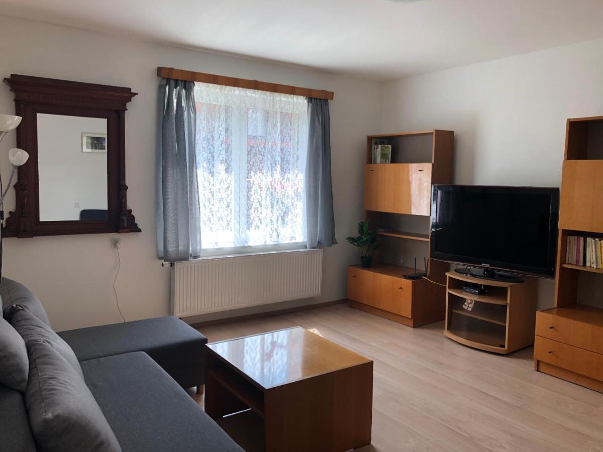 Apartmany Jevany Exteriör bild