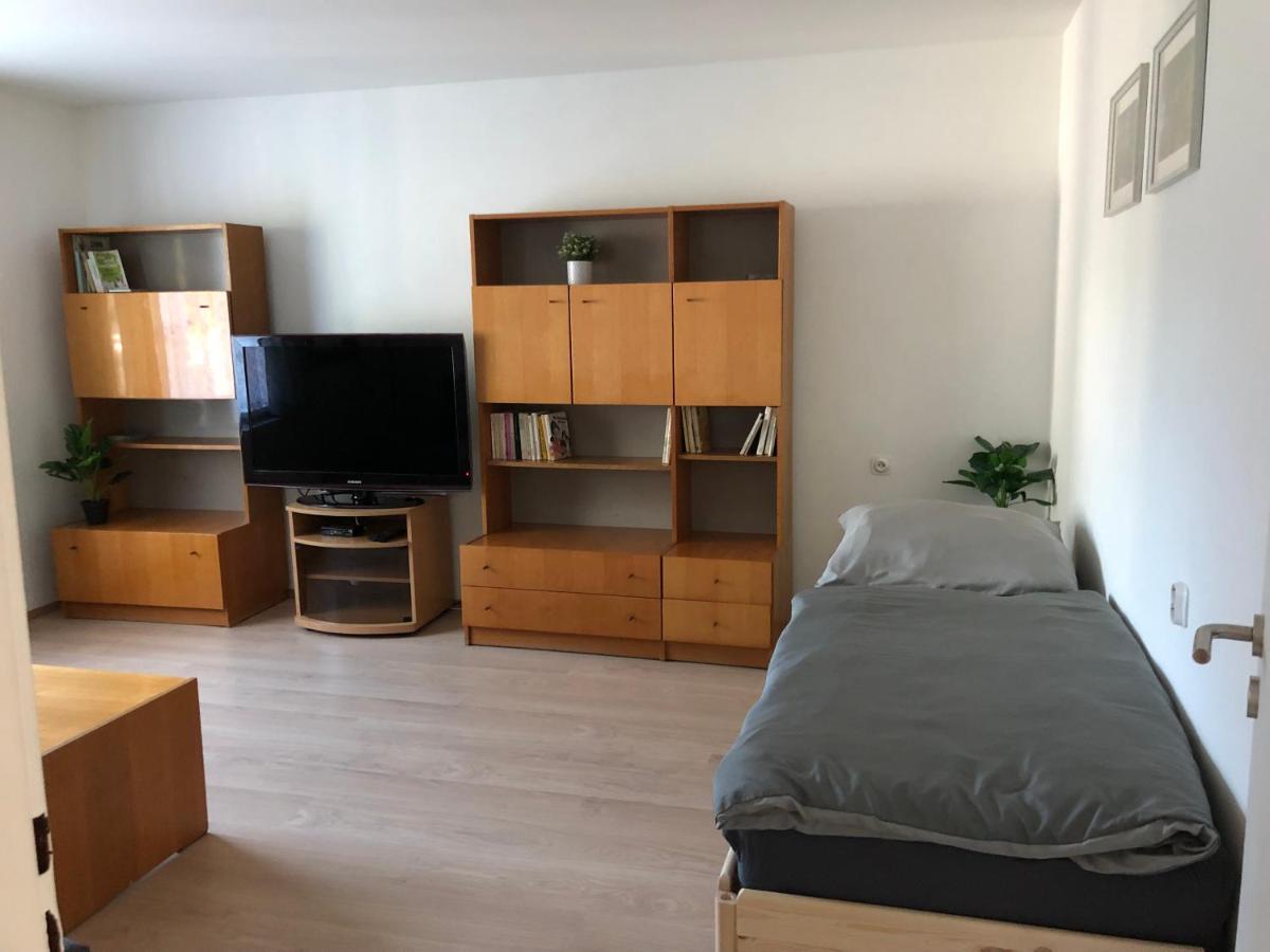 Apartmany Jevany Exteriör bild