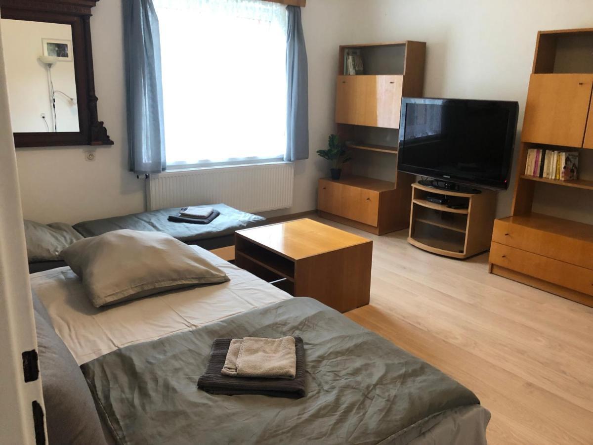 Apartmany Jevany Exteriör bild